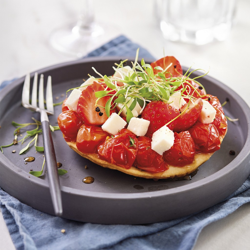 Tarte tatin tomate fraise et dés de fromages de brebis salakis professionnel